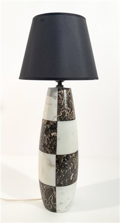 Lampada da tavolo con fusto in marmo bianco e nero venato, con paralume in tess
