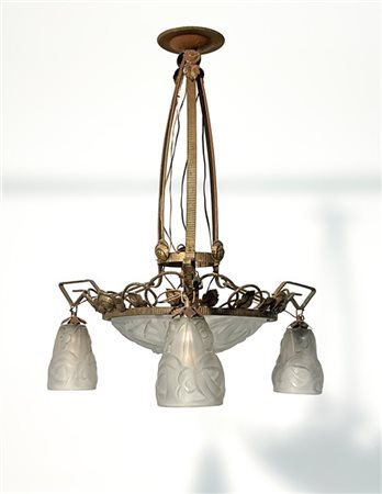 Degué Lampadario Art Déco a cesendello a quattro luci. Francia, 1925ca. Metallo