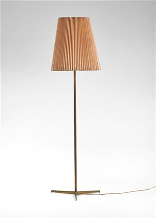 Lampada da terra. Italia, anni '50/'60. Ottone e metallo laccato bianco, paralu
