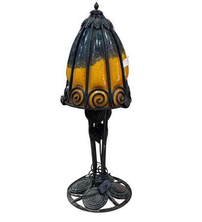 Lampada da appoggio in ferro battuto, struttura in ferro con ornamenti di...