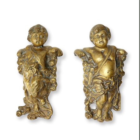 Coppia di putti in bronzo dorato