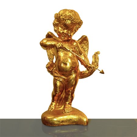 Cupido dorato nell'atto di scoccare le frecce
