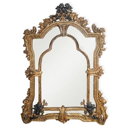 Grande specchiera in stile Barocco in legno dorato con putti sulla cimasa e alla base, intagliata e scolpita a motivi floreali, Early 20° secolo
