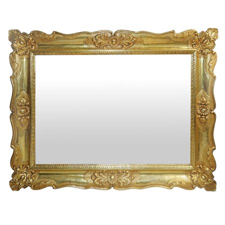 Grande specchiera a vassoio in cornice dorata con decori floreali intagliati e scolpiti, dentello decorato a foglie lanceolate, Late 19° secolo