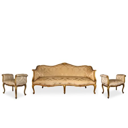 Divano con coppia di pouf di manifattura veneziana in legno dorato, scolpito e intagliato con decori floreali, Early 20° secolo