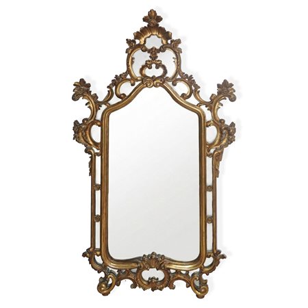 Specchiera in legno dorato con motivi decorativi ai lati e cimasa sulla parte sommitale