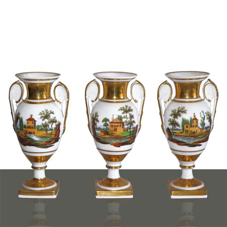 N°3 vasetti, Vecchia Francia, in porcellana bianca e dorata con decorazioni di paesaggi su ambo i lati., 19° secolo