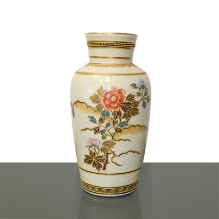 Vaso cinese effetto cloisonnet con decori floreali con smalti e oro 