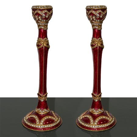 Coppia di candelieri monoforo in metallo laccato bordeaux, 20° secolo