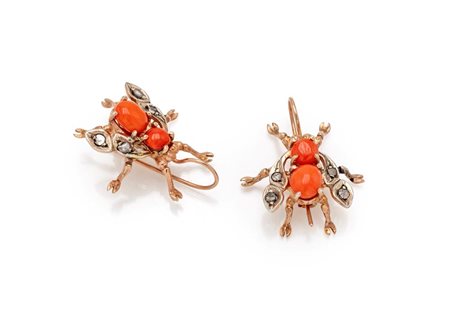  
Coppia di orecchini a mosca in oro, argento, corallo e diamanti 
 cm 3 x 2