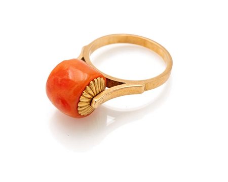  
Anello in oro e corallo 
 Misura 14