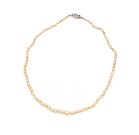  Collana di perle ad un filo a gradazione, oro e diamanti  Lunghezza cm 46