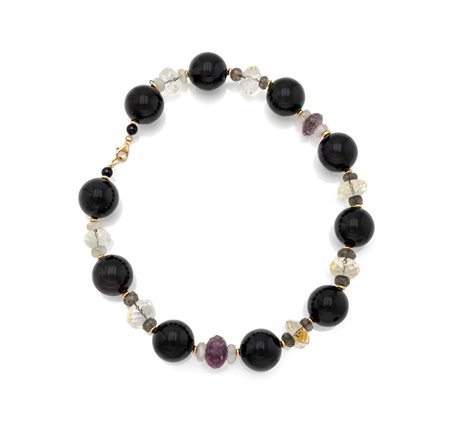  
Collana in oro, onice, calcedonio, quarzi 
 Lunghezza cm 42