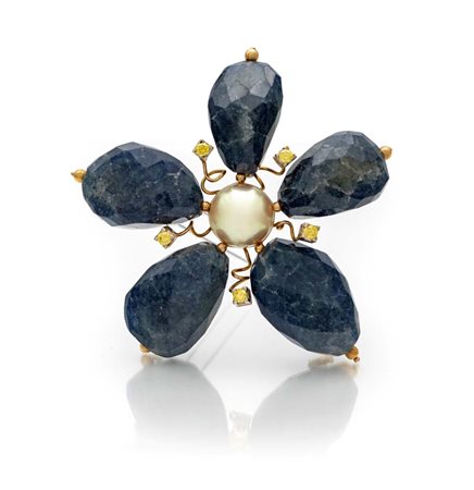  
Spilla a fiore in oro giallo, calcedonio blu e quarzi citrini 
 Diametro 8 cm