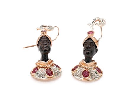  
Coppia di orecchini moretti in oro, argento, ebano, diamanti e rubini 
 Lunghezza cm 4,5