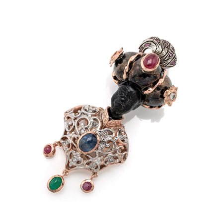  
Grande pendente moretto in oro, argento, ebano, zaffiro, smeraldo, rubini, diamanti 
 cm 7 x 4
