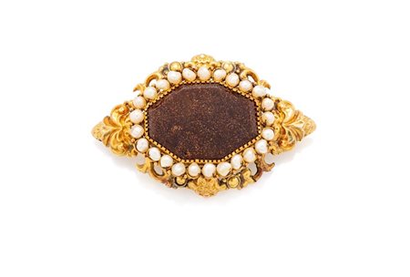  
Spilla in oro, avventurina e perle. 
 cm 6 x 3,50
