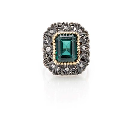  
Anello antico in oro, diamanti e pietra verde. 
 Misura 13