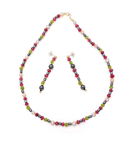  
Parure di collana e orecchini in oro, rubini, peridoto, ematite e perle 
 Lunghezza cm 50