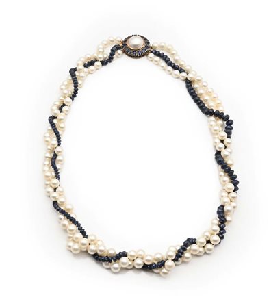  
Collana in perle, zaffiri, oro e argento. 
 Lunghezza cm 52