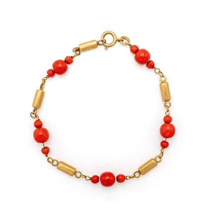  
Bracciale in oro e corallo 
 Lunghezza cm 18