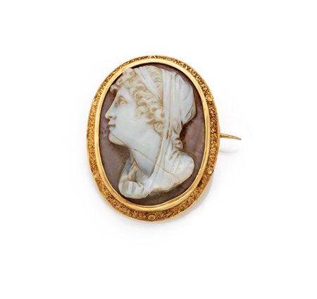  
Spilla in oro e cammeo in agata 
 cm 3,5 x 2,5