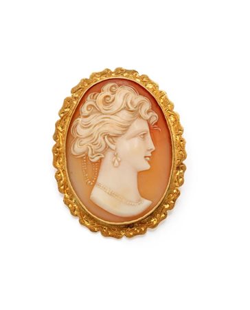  
Spilla in oro e cammeo su conchiglia 
 cm 5 x 3,8