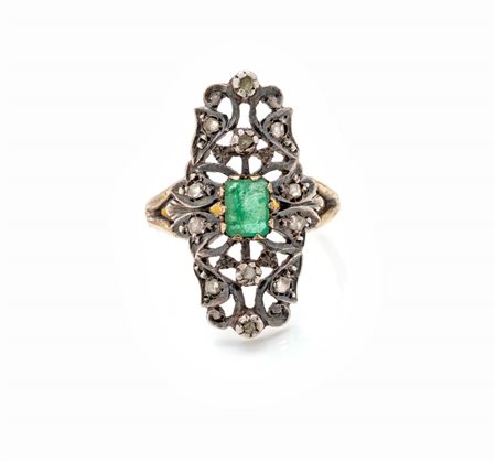  
Anello antico in oro, diamanti e smeraldo in taglio smeraldo 
 Misura 16