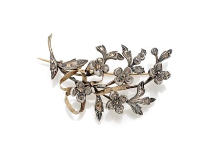  
Spilla antica in oro, argento e diamanti 
 cm 5 x 3