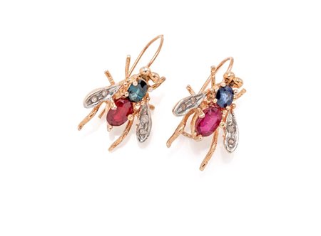  
Coppia di orecchini a mosca in oro, argento, diamante, zaffiri e pietre rosse. 
 cm 2,5 x 1,5