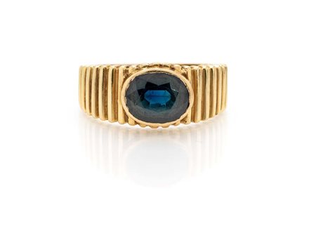  
Anello a fascia in oro e zaffiro 
 Misura 14