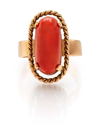  
Anello in oro e corallo 
 Misura 14