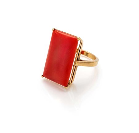  
Anello in oro e corallo rettangolare 
 Misura 16