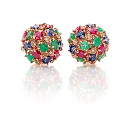  
Coppia di orecchini multicolor in oro, argento, diamanti, zaffiri, smeraldi e rubini 
 Diametro cm 2,50