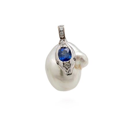  
Pendente con biglierina a serpente in oro, perla, diamanti e zaffiro 
 cm 2,5