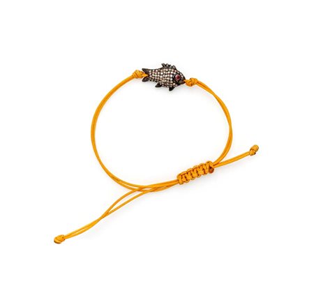  
Bracciale con pesciolino centrale in argento, diamanti e laccio in cotone 
 cm 2 x 1,5