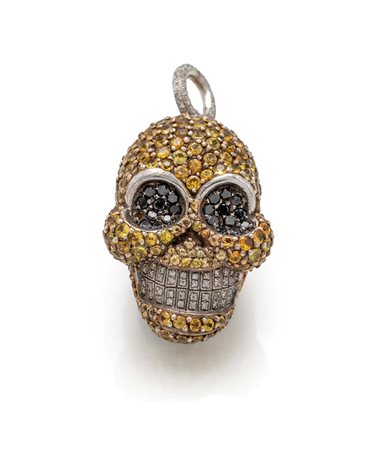  
Pendente Rocker con teschio in argento, diamanti, diamanti fancy e zaffiri gialli 
 cm 5,5 x 3