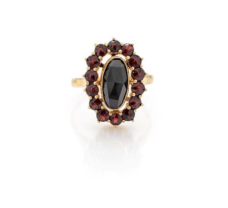  
Anello in oro e granati 
 Misura 18