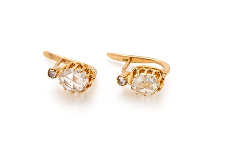  
Coppia di orecchini a monachina in oro e diamanti 
 cm 1 x 0,5