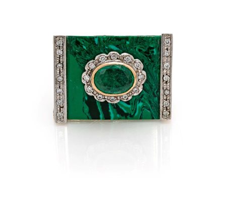  
Anello in oro, argento, malachite, smeraldo, diamanti 
 Misura 18