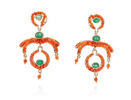  
Coppia di orecchini pendenti in argento, corallo e smeraldi 
 cm 4,5 x 3,5