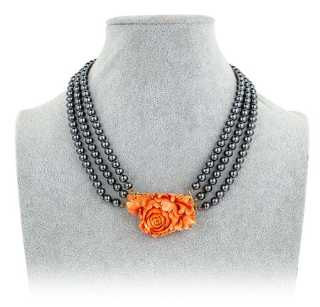  
Collana in oro, corallo ed ematite 
 Lunghezza cm 45, elemento in corallo cm 5 x 3,5