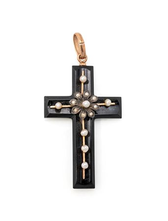  
Croce in oro, perle e pasta vitrea 
 cm 5 x 3