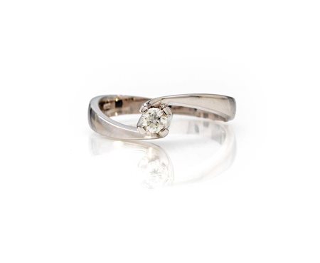  
Anello in oro e brillante solitario 
 Misura 15