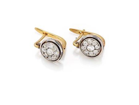  
Coppia di orecchini in oro e diamanti 
 cm 2
