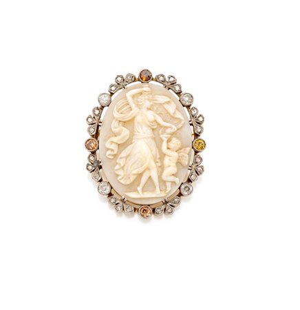  
Spilla antica in oro, diamanti e cammeo su pietra dura 
 cm 3,5 x 3