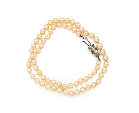  
Collana di perle ad un filo con chiusura in oro 
 Lunghezza cm 50
