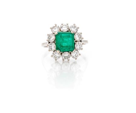  
Anello classico in oro, smeraldo e brillanti 
 Misura 14