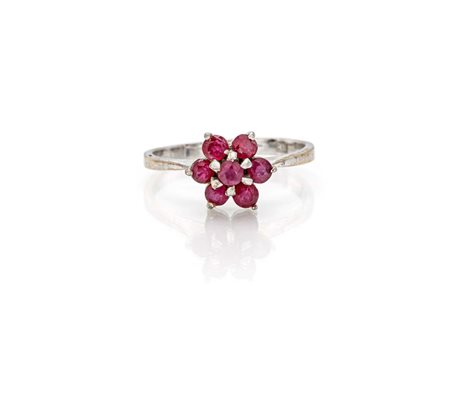  
Anello in oro e rubini a fiore 
 Misura 14