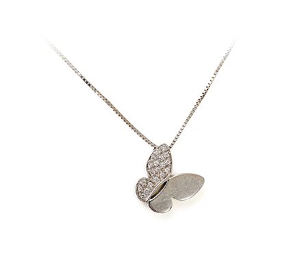  
Salvini, pendente a farfalla in oro e brillanti 
 Lunghezza catena cm 48, pendente cm 1,5 x 1,5
